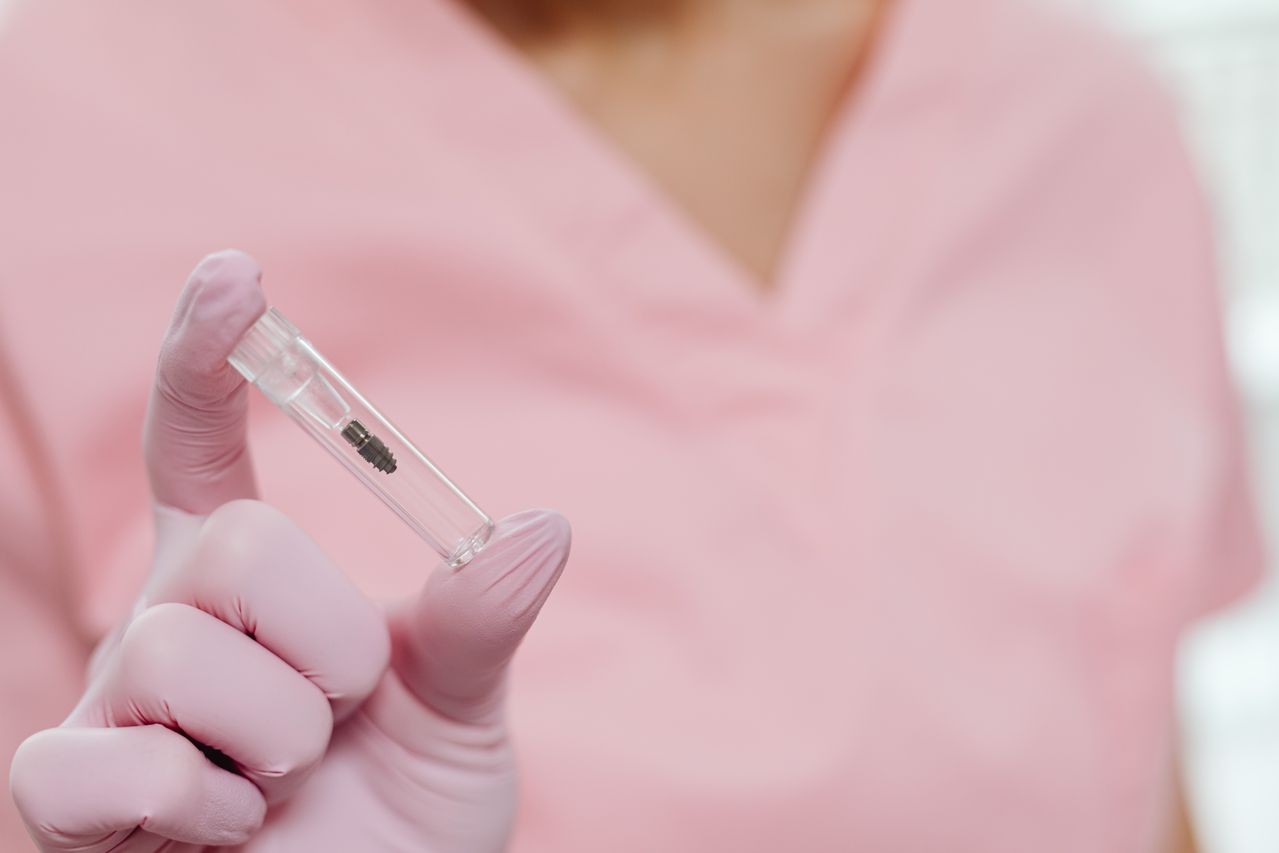 Cât costă un implant All-on-4 la Smile Avenue și ce include pachetul în 2026